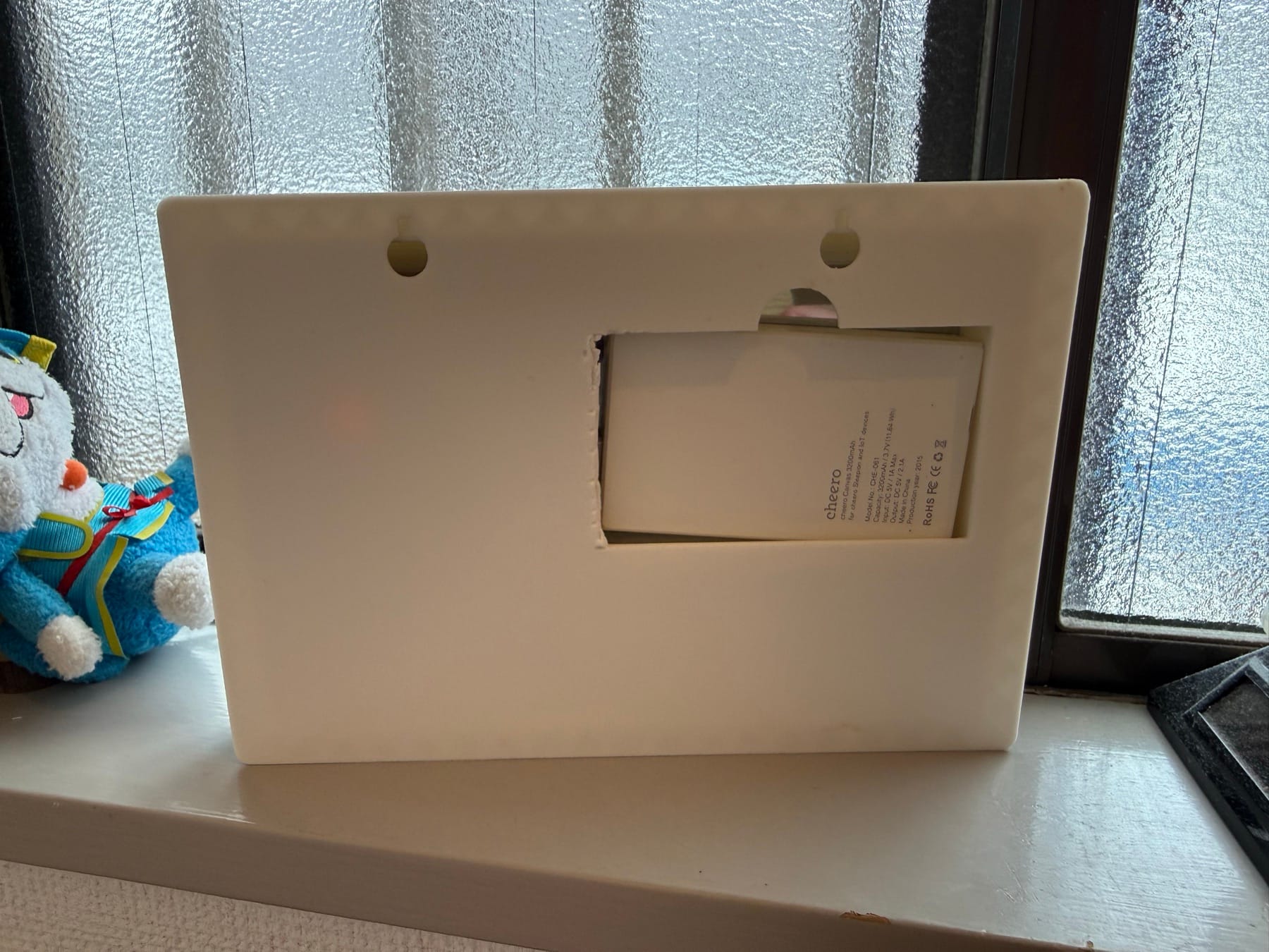 完成した背面。ケース背面の窓から cheero バッテリーにアクセスできる