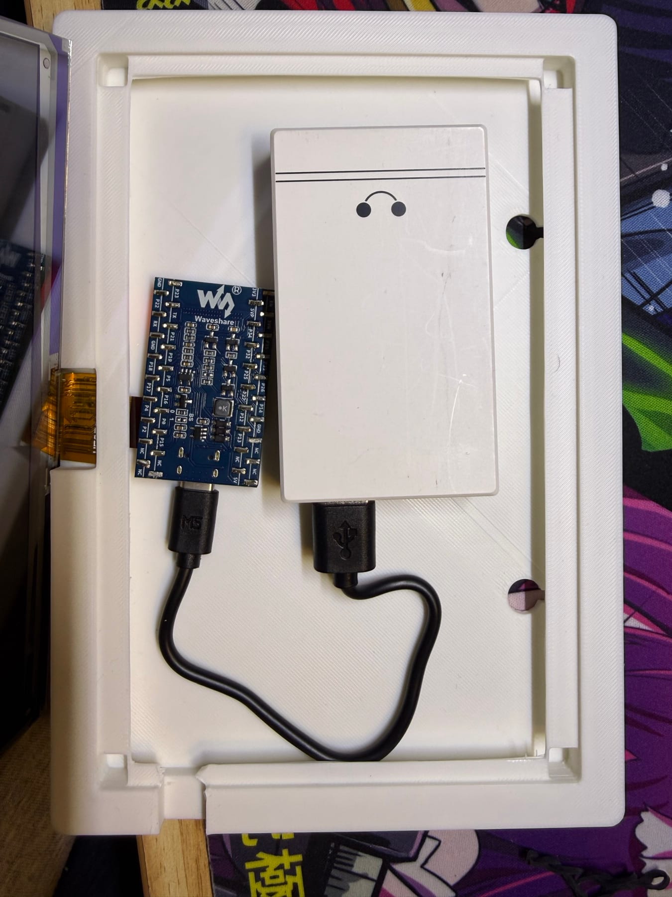 電子ペーパー取り付け前。背面ケースに ESP32 Driver Board とバッテリーを収め、短い USB ケーブルで接続している